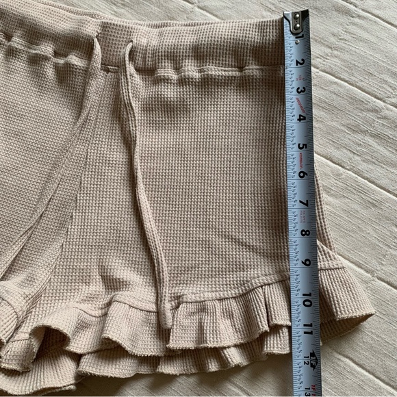 Princess Polly Women's Tan Ruffle Waffle Shorts Size 6 - Picture 5 of 5